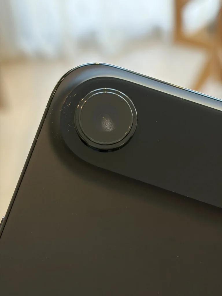 Kamera iPhone Air berembun setelah sehari dijual, sehingga hasil foto terlihat buram dan mengganggu pengalaman penggunaan.